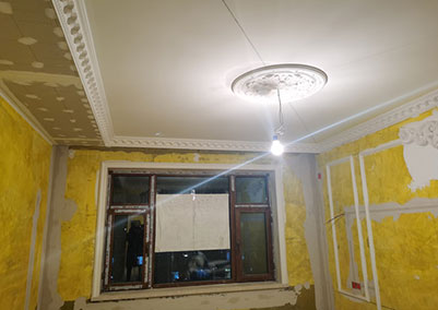 綠色家園T8-2-602，210平米頂層斜脊閣樓，歐式風(fēng)格油工大白施工進(jìn)行時(shí)